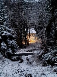 Weihnachtlich beleuchtetes Ferienhaus und viel Schnee