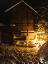 Im warmes Hottub bei Schnee